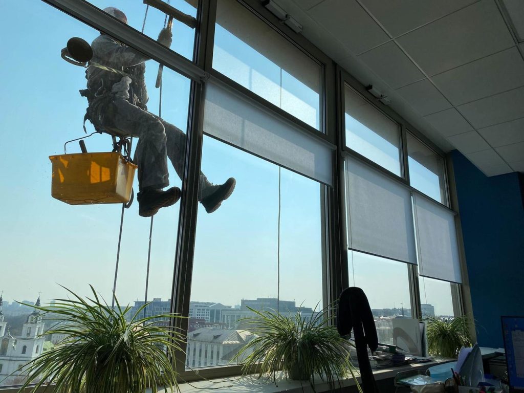 Choosing the Right High-Rise Window Cleaning Service: What to Look For 